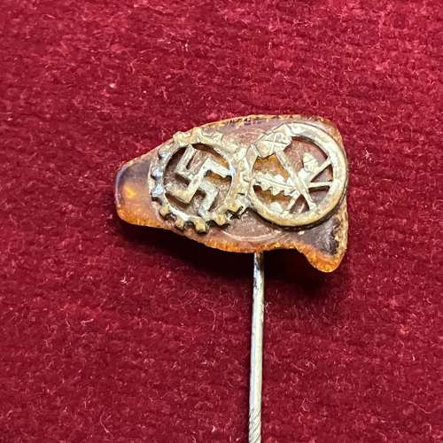 DAF Amber Pin